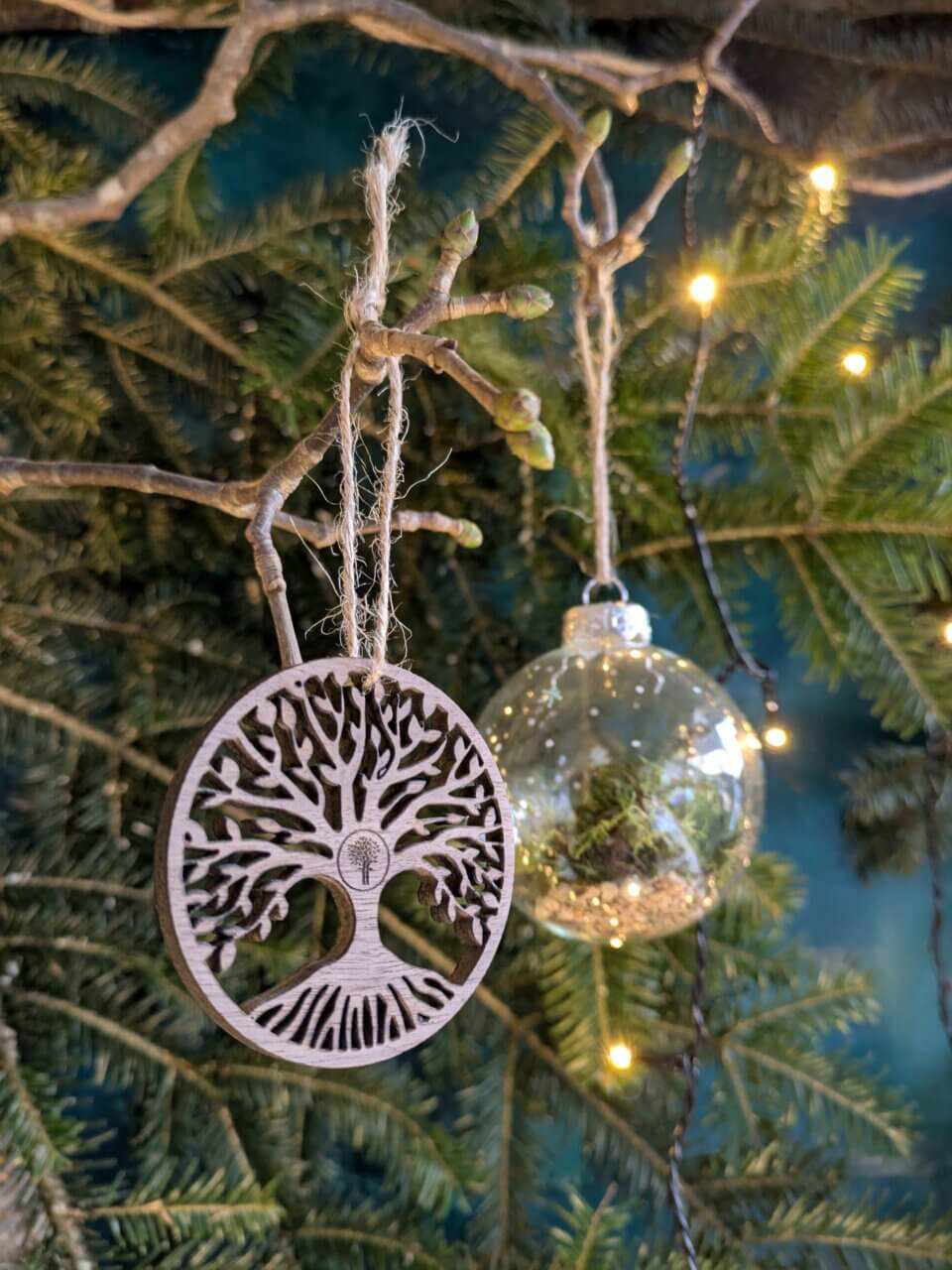 Baum des Lebens und Christbaumkugel