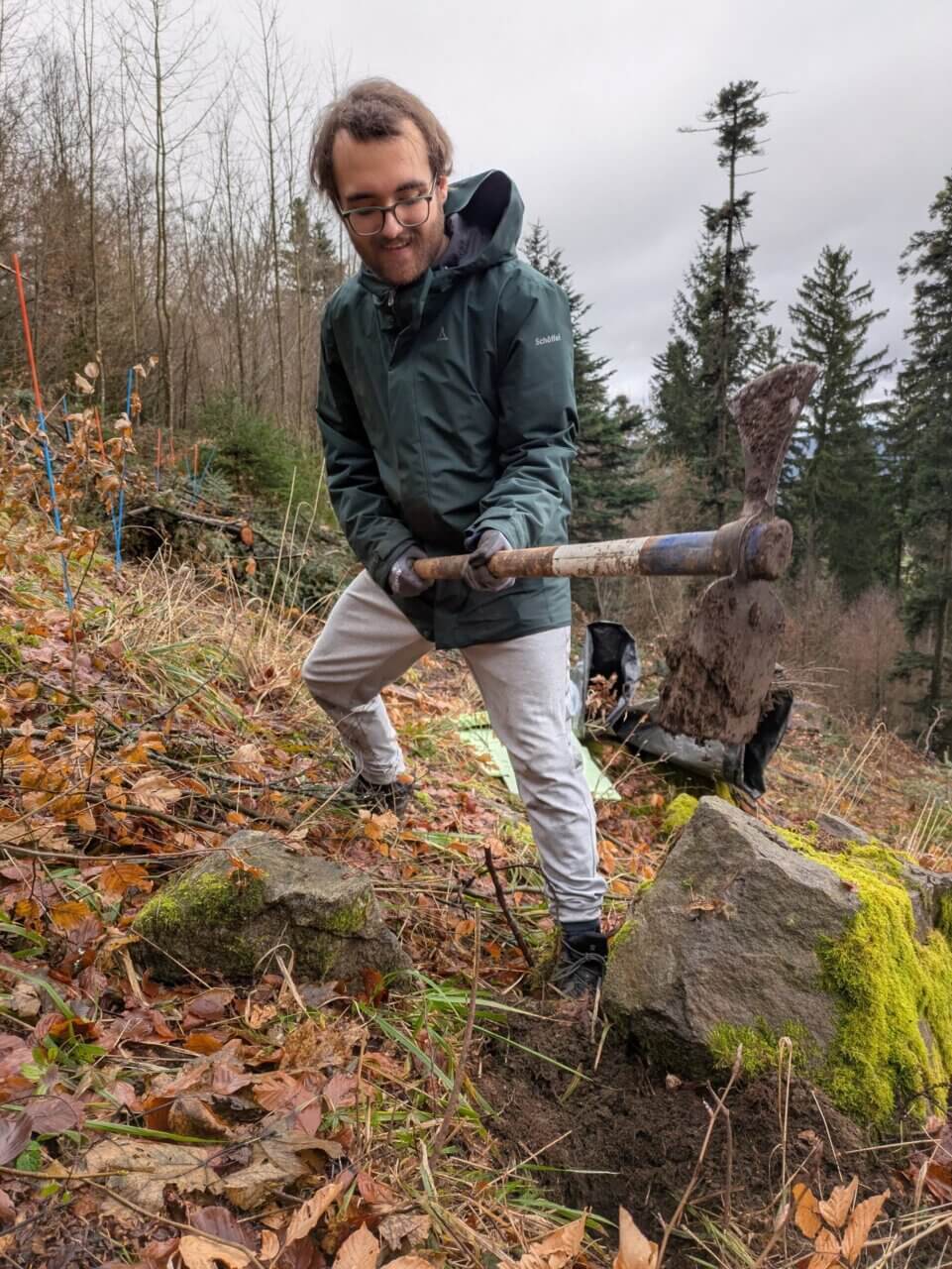 Von den Steinen lagen noch eine Menge in der Erde