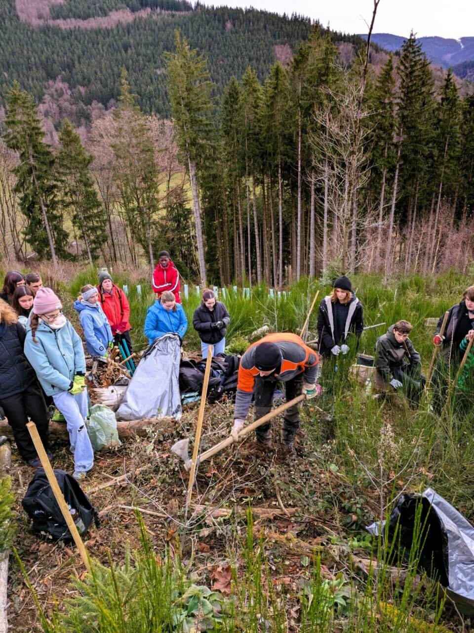 Förster Simon Fischer bei der Einführung
