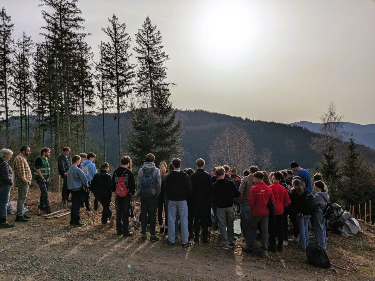 Aufmerksam folgen die Schüler der Einführung durch Förster Simon Fischer