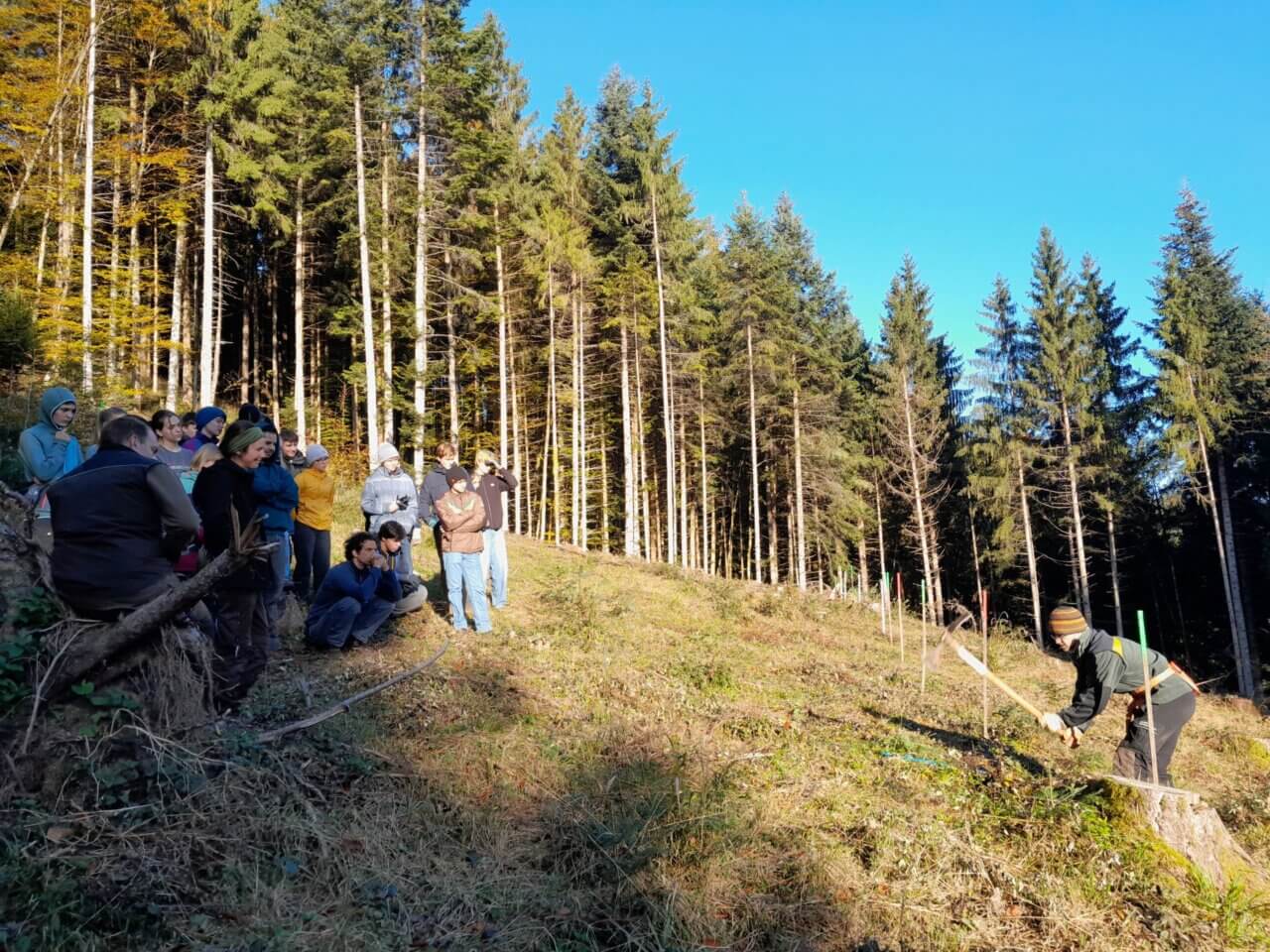 Förster Leo Klotz bei der Einweisung