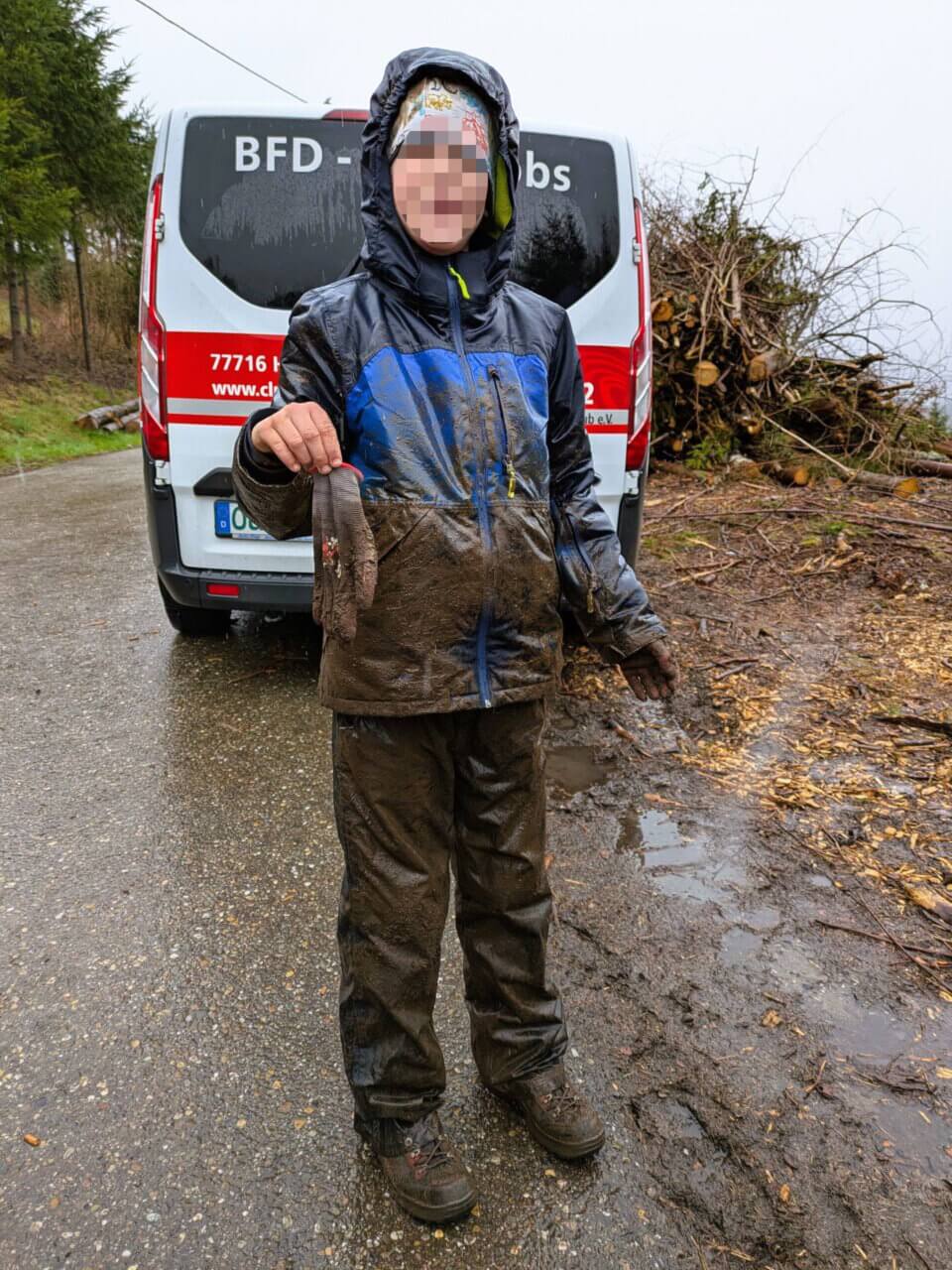 Am besten mit dem Gartenschlauch säubern und dann erst in die Waschmaschine 