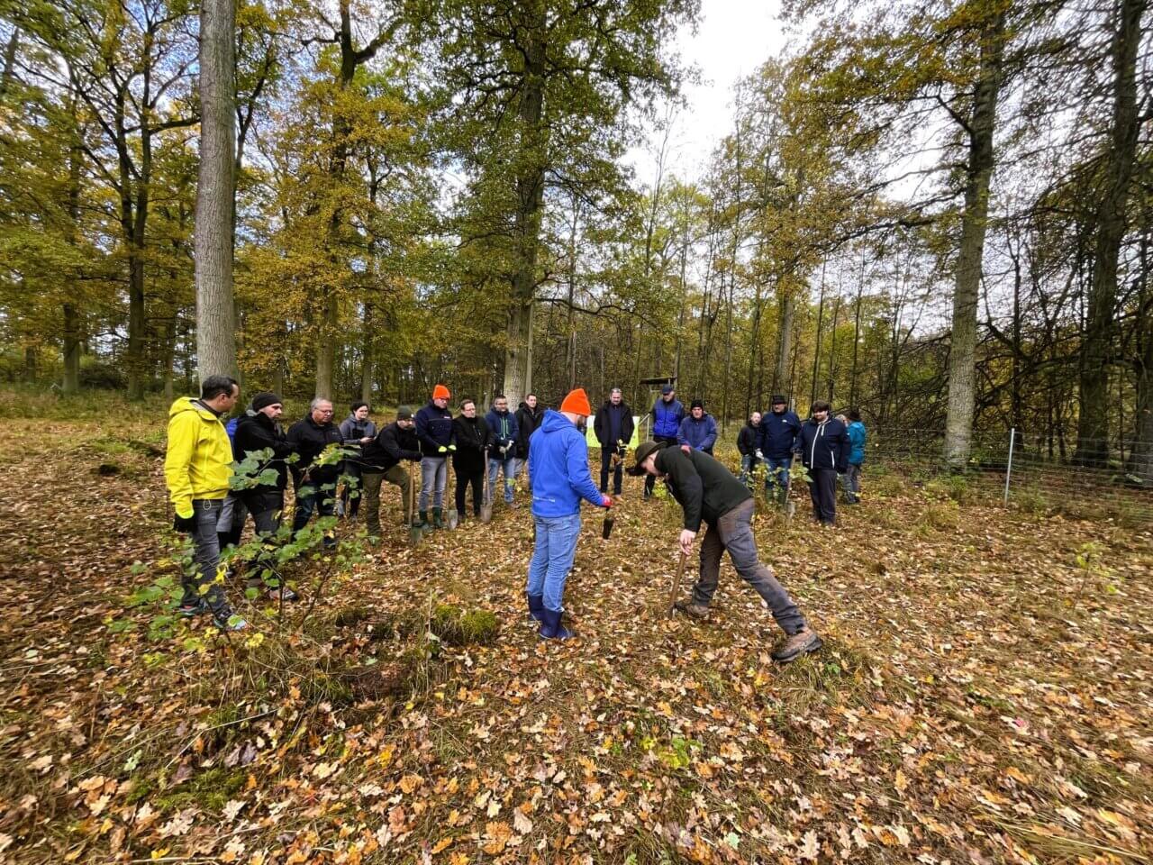 Förster Jonas informiert über den Wald und erklärt die Pflanztechnik