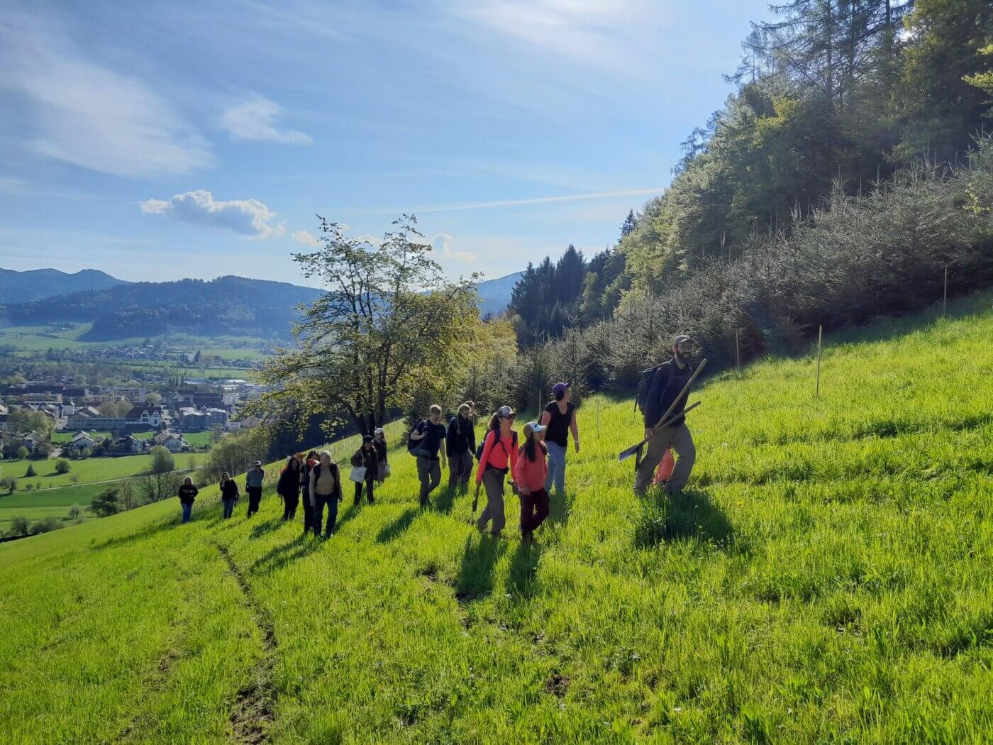 Die Helfenden im Anmarsch